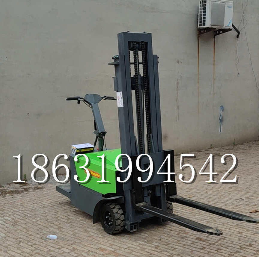 固阳县优程全电动叉车插腿式堆高车液压装卸车1.5吨升高小型站驾式铲车